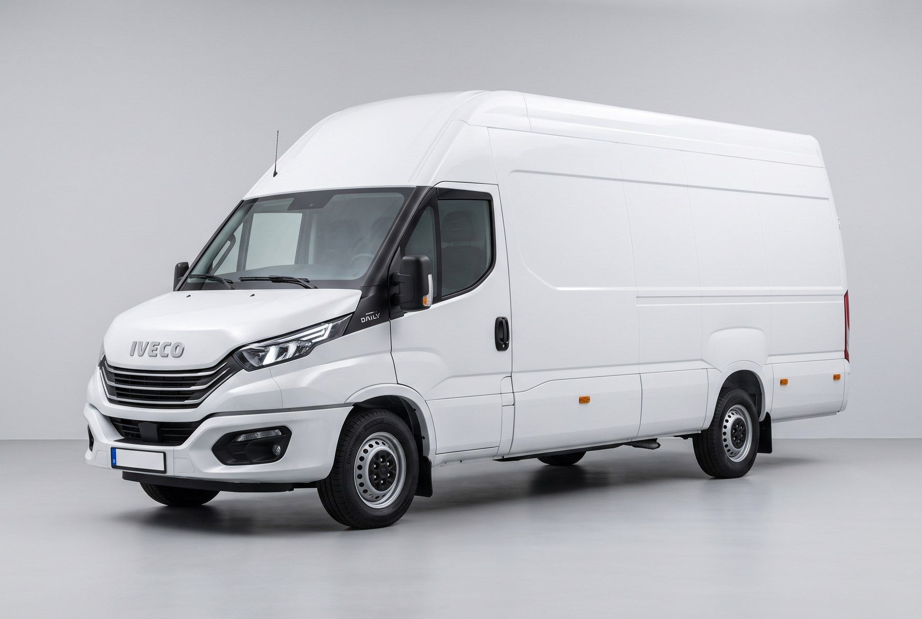 Iveco Daily furgone grande bianco a noleggio a Taranto